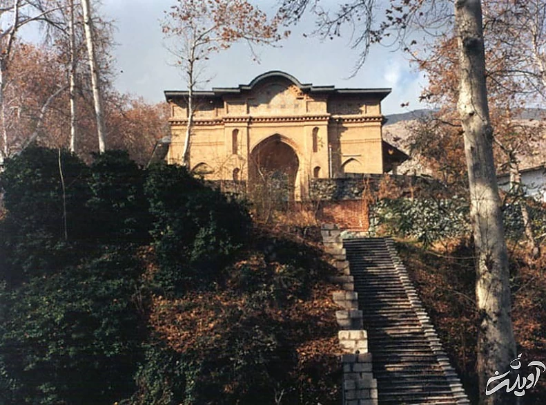 ساختمان کاخ احمد شاهی و پلکان مقابل آن در مجموعه سعد آباد